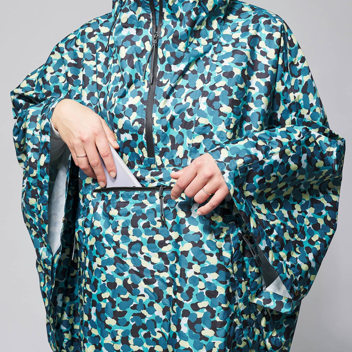 VOITED Rain Poncho - Water-Resistant & Packable - An Tracks Rainwear VOITED 